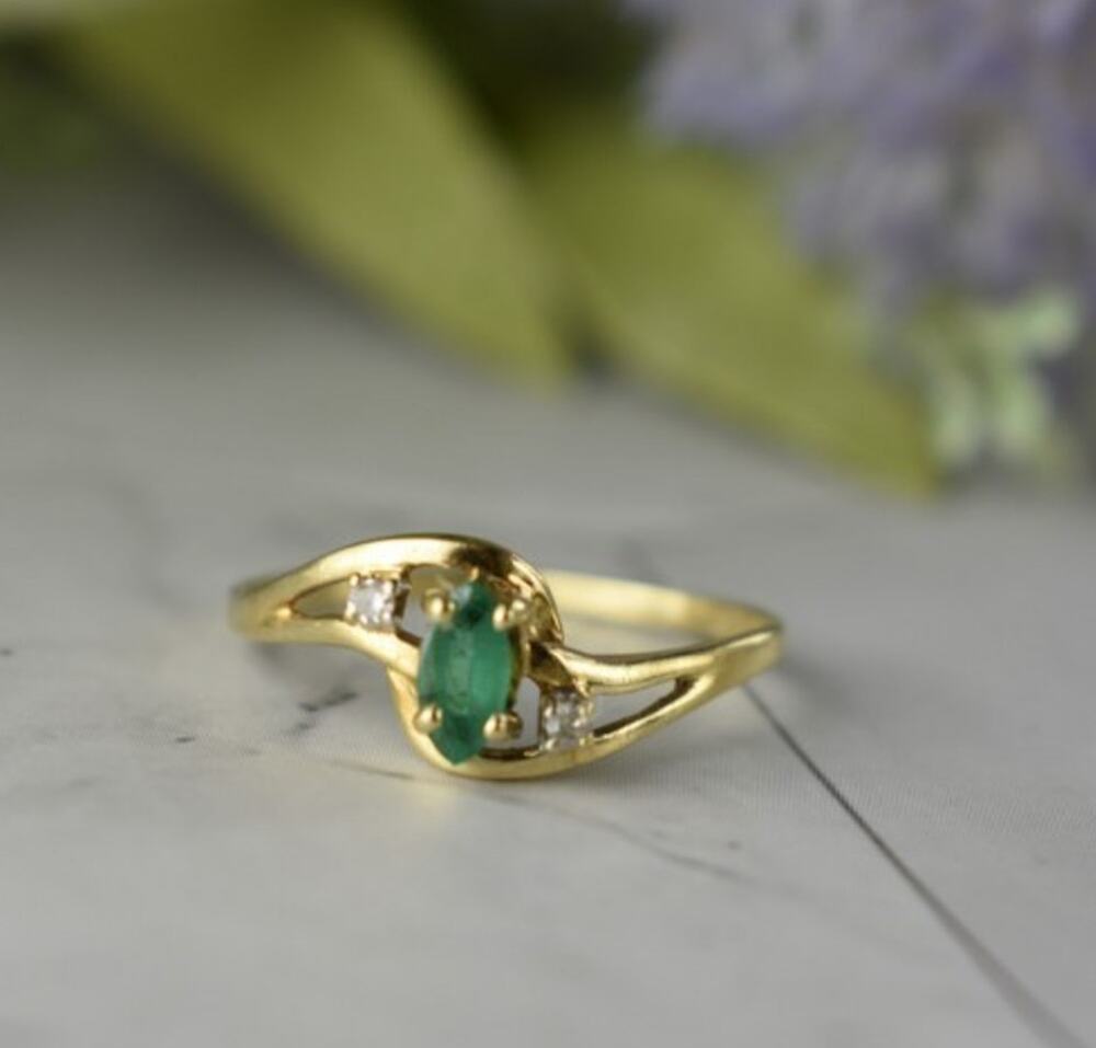 14K Yellow Gold Emerald & Diamonds Ring Size 8
